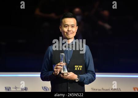 Hong Kong, Chine. 9th octobre 2022. Marco Fu, de Hong Kong, célèbre avec le trophée lors de la cérémonie de remise du tournoi de snooker des maîtres de Hong Kong à Hong Kong, dans le sud de la Chine, au 9 octobre 2022. Crédit : Lo Ping Fai/Xinhua/Alamy Live News Banque D'Images