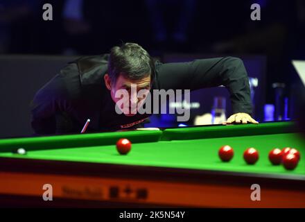 Hong Kong, Chine. 9th octobre 2022. Ronnie O'Sullivan, d'Angleterre, participe au match final contre Marco Fu, de Hong Kong, au tournoi de snooker des maîtres de Hong Kong à Hong Kong, dans le sud de la Chine, au 9 octobre 2022. Crédit : Lo Ping Fai/Xinhua/Alamy Live News Banque D'Images