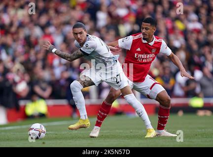 Darwin Nunez de Liverpool (à gauche) et William Saliba d'Arsenal se battent pour le ballon lors du match de la Premier League au stade Emirates, Londres. Date de la photo: Dimanche 9 octobre 2022. Banque D'Images