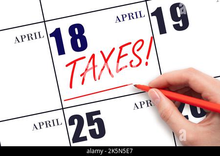 18th jour d'avril. Dessiner à la main la ligne rouge et écrire le texte taxes sur la date calendrier 18 avril. Rappeler la date de paiement des taxes. Concept de jour d'imposition. Lundi de printemps Banque D'Images