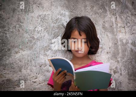 Livre de lecture de jeune fille indienne Banque D'Images