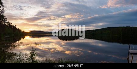 Magnifique coucher de soleil sur le lac Tvällen à Bogen, à une heure de route au nord d'Arvika, à seulement 10km de la frontière norvégienne. Suède. Europe du Nord Banque D'Images