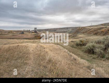 Bâtiments abandonnés et chemin de fer dans la ville fantôme de Sharples, en Alberta Banque D'Images