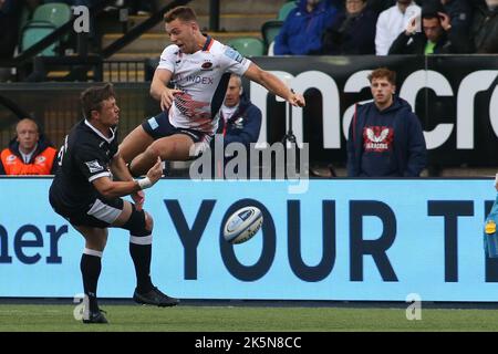 Newcastle, Royaume-Uni. 9th octobre 2022Newcastle Tian Schoeman, de Falcons, défie Alex Lewington de Saracens dans les airs lors du match de Premiership Gallagher entre Newcastle Falcons et Saracens à Kingston Park, Newcastle, le dimanche 9th octobre 2022. (Crédit : Michael Driver | MI News) crédit : MI News & Sport /Alay Live News Banque D'Images