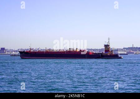 New York, États-Unis. 10/0702022 New York, NY Barges sur l'Hudson River à New York, vendredi, 7 octobre 2022. Photo de Jennifer Graylock-Alay News Banque D'Images