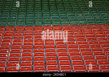 Places assises à plusieurs niveaux dans le stade de la Principauté (anciennement Millennium) à Cardiff, pays de Galles Banque D'Images