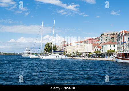 Sibenik, Croatie - 17 septembre 2022 : ville historique de Sibenik sur la côte Adriatique Banque D'Images