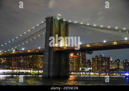 New York, États-Unis. 10/0702022 New York, NY vues sur le pont de Brooklyn et la ville de New York depuis l'East River à New York, vendredi, 7 octobre 2022. Photo de Jennifer Graylock-Alay News Banque D'Images