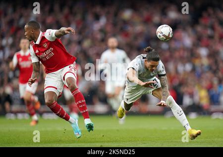 Gabriel d'Arsenal (à gauche) et Darwin Nunez de Liverpool en action lors du match de la Premier League au stade Emirates, Londres. Date de la photo: Dimanche 9 octobre 2022. Banque D'Images