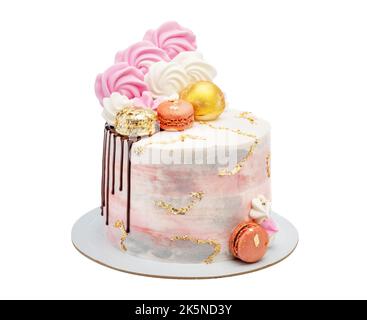 Beau gâteau d'anniversaire avec des guimauves et des piles de chocolat et de macarons . Sur fond blanc.sur fond blanc. Photo de haute qualité Banque D'Images