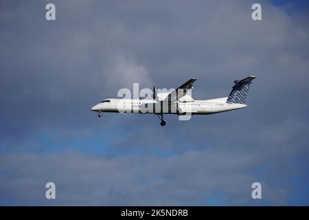 Un Bombardier Q400 Dash 8 de porter Airlines s'approche de l'aéroport de Washington Dulles (IAD) dans l'après-midi Banque D'Images