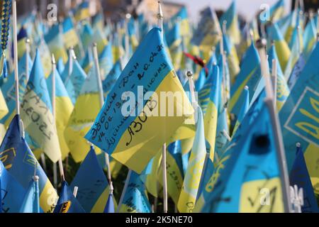 Kiew, Ukraine. 09th octobre 2022. Un drapeau avec l'inscription 'Azov' est coincé dans le centre de Kiev parmi d'autres drapeaux commémorant les soldats ukrainiens tués. Credit: Hannah Wagner/dpa/Alay Live News Banque D'Images