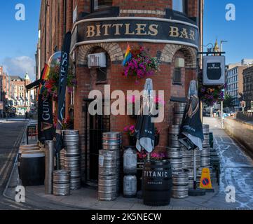 Belfast, Royaume-Uni - 21 août 2022 : vue sur le point de repère Bittles Bar dans son bâtiment en fer plat près de Victoria Square dans le centre-ville de Belfast Banque D'Images