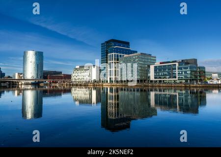 Belfast, Royaume-Uni - 21 août 2022 : gratte-ciel du centre-ville de Belfast avec gratte-ciel et réflexions dans le calme de la rivière Lagan à l'aube Banque D'Images