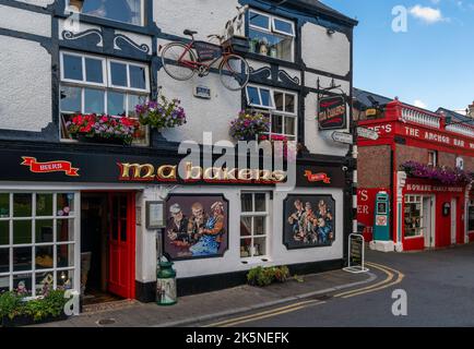 Carlingford, Irlande - 21 août 2022 : vue sur la maison historique et colorée du pub Ma Bakers dans le centre-ville de Carlingford Banque D'Images