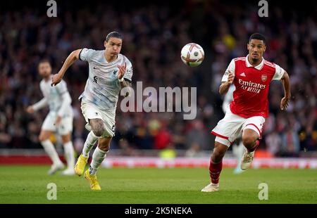 Darwin Nunez de Liverpool (à gauche) et William Saliba d'Arsenal en action lors du match de la Premier League au stade Emirates, Londres. Date de la photo: Dimanche 9 octobre 2022. Banque D'Images