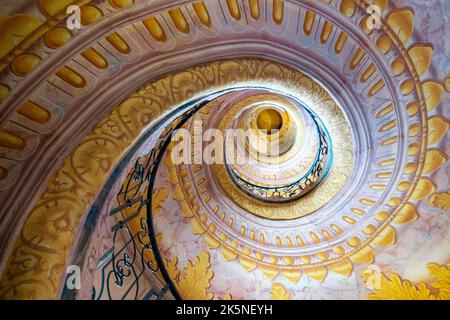 Melk, Auistria - 22 septembre 2022 : vue sur l'escalier circulaire de plusieurs étages menant de la bibliothèque à l'église de l'abbaye de Melk Banque D'Images