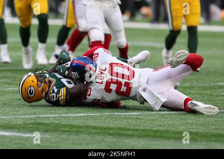 Londres, Royaume-Uni. 9th octobre 2022 ; Stade Tottenham Hotspur. Tottenham, Londres, Angleterre; NFL UK football, New York Giants versus GreenBay Packers: New York Giants Retour défensif Julian Love (20) Tackles Green Bay Packers Wide Receiver Romeo Doubs (87) Credit: Action plus Sports Images/Alay Live News Banque D'Images