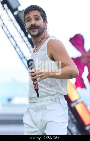 Madrid. Espagne. 20221009, Camilo se produit sur scène pendant le concert Hispanidad au monument Puerta de Alcala sur 9 octobre 2022 à Madrid, Espagne des milliers de personnes ont assisté au concert que la chanteuse colombienne a donné dans le centre-ville. Crédit: MPG/Alay Live News Banque D'Images