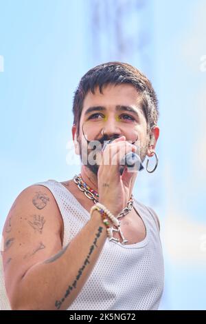 Madrid. Espagne. 20221009, Camilo se produit sur scène pendant le concert Hispanidad au monument Puerta de Alcala sur 9 octobre 2022 à Madrid, Espagne des milliers de personnes ont assisté au concert que la chanteuse colombienne a donné dans le centre-ville. Crédit: MPG/Alay Live News Banque D'Images