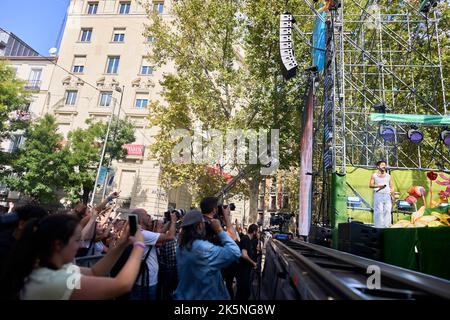 Madrid. Espagne. 20221009, Camilo se produit sur scène pendant le concert Hispanidad au monument Puerta de Alcala sur 9 octobre 2022 à Madrid, Espagne des milliers de personnes ont assisté au concert que la chanteuse colombienne a donné dans le centre-ville. Crédit: MPG/Alay Live News Banque D'Images