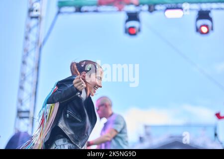 Madrid. Espagne. 20221009, Eva Luna se produit sur scène pendant le concert Hispanidad au monument Puerta de Alcala sur 9 octobre 2022 à Madrid, Espagne des milliers de personnes ont assisté au concert que la chanteuse colombienne a donné dans le centre-ville. Crédit: MPG/Alay Live News Banque D'Images