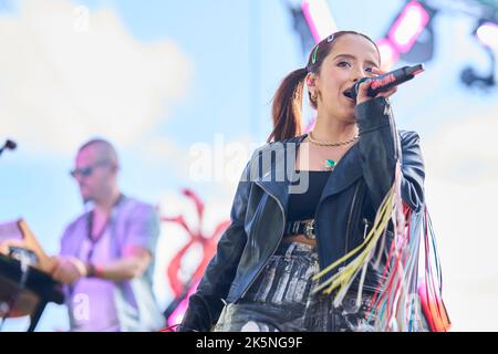 Madrid. Espagne. 20221009, Eva Luna se produit sur scène pendant le concert Hispanidad au monument Puerta de Alcala sur 9 octobre 2022 à Madrid, Espagne des milliers de personnes ont assisté au concert que la chanteuse colombienne a donné dans le centre-ville. Crédit: MPG/Alay Live News Banque D'Images