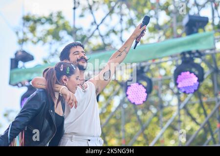 Madrid. Espagne. 20221009, Camilo, Eva Luna se produit sur scène pendant le concert Hispanidad au monument Puerta de Alcala sur 9 octobre 2022 à Madrid, Espagne des milliers de personnes ont assisté au concert que la chanteuse colombienne a donné dans le centre-ville. Crédit: MPG/Alay Live News Banque D'Images