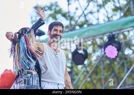 Madrid. Espagne. 20221009, Camilo, Eva Luna se produit sur scène pendant le concert Hispanidad au monument Puerta de Alcala sur 9 octobre 2022 à Madrid, Espagne des milliers de personnes ont assisté au concert que la chanteuse colombienne a donné dans le centre-ville. Crédit: MPG/Alay Live News Banque D'Images