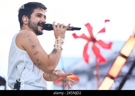 9 octobre 2022, Madrid, Madrid, Espagne: Camilo se produit sur scène pendant le concert Hispanidad au monument Puerta de Alcala sur 9 octobre 2022 à Madrid, Espagne. Des milliers de personnes ont assisté au concert que la chanteuse colombienne a donné dans le centre-ville. (Image du crédit: © Jack Abuin/ZUMA Press Wire) Banque D'Images