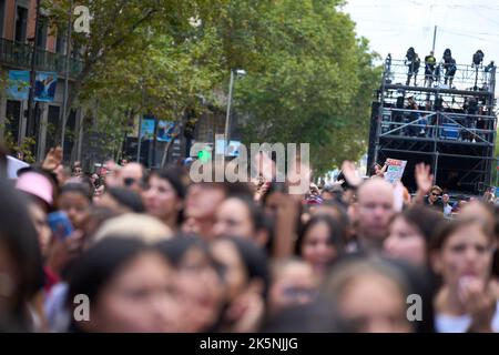 9 octobre 2022, Madrid, Madrid, Espagne: Camilo se produit sur scène pendant le concert Hispanidad au monument Puerta de Alcala sur 9 octobre 2022 à Madrid, Espagne. Des milliers de personnes ont assisté au concert que la chanteuse colombienne a donné dans le centre-ville. (Image du crédit: © Jack Abuin/ZUMA Press Wire) Banque D'Images