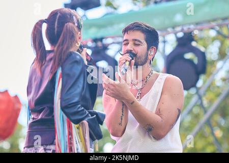 9 octobre 2022, Madrid, Madrid, Espagne: Camilo, EVA Luna se produit sur scène pendant le concert Hispanidad au monument Puerta de Alcala sur 9 octobre 2022 à Madrid, Espagne. Des milliers de personnes ont assisté au concert que la chanteuse colombienne a donné dans le centre-ville. (Image du crédit: © Jack Abuin/ZUMA Press Wire) Banque D'Images