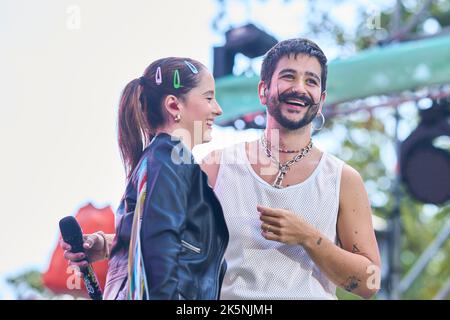 9 octobre 2022, Madrid, Madrid, Espagne: Camilo, EVA Luna se produit sur scène pendant le concert Hispanidad au monument Puerta de Alcala sur 9 octobre 2022 à Madrid, Espagne. Des milliers de personnes ont assisté au concert que la chanteuse colombienne a donné dans le centre-ville. (Image du crédit: © Jack Abuin/ZUMA Press Wire) Banque D'Images