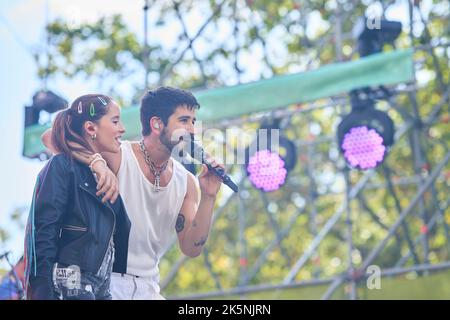 9 octobre 2022, Madrid, Madrid, Espagne: Camilo, EVA Luna se produit sur scène pendant le concert Hispanidad au monument Puerta de Alcala sur 9 octobre 2022 à Madrid, Espagne. Des milliers de personnes ont assisté au concert que la chanteuse colombienne a donné dans le centre-ville. (Image du crédit: © Jack Abuin/ZUMA Press Wire) Banque D'Images