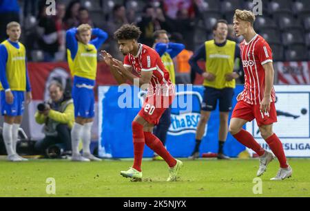 Berlin, Allemagne. 09th octobre 2022. Football: Bundesliga, Hertha BSC - SC Freiburg, Matchday 9, Olympiastadion. Kevin Schade de de SC Freiburg fête avec Yannik Keitel (r) après avoir obtenu le score pour le faire 2-2. Credit: Andreas Gora/dpa - Nutzung nur nach schriftlicher Vereinbarung mit der dpa/Alay Live News Banque D'Images