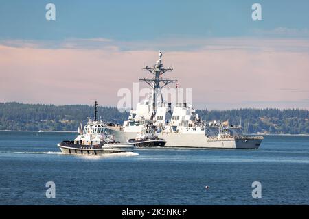 Everett, Australie occidentale. USA - 08-29-2022: Le destroyer de la marine USS McCampbell quitte la base navale d'Everett Banque D'Images