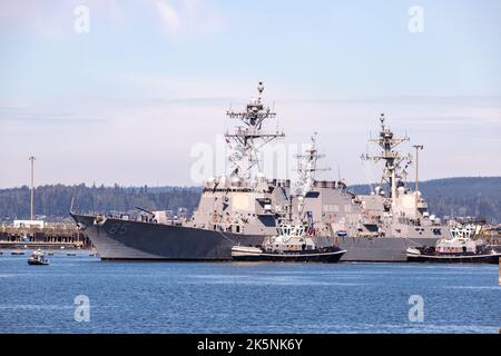 Everett, Australie occidentale. USA - 08-29-2022: Le destroyer de la marine USS McCampbell quitte la base navale d'Everett Banque D'Images