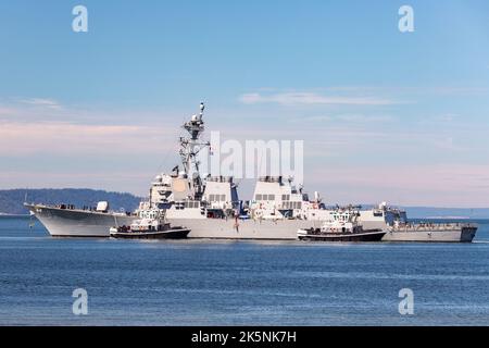 Everett, Australie occidentale. USA - 08-29-2022: Le destroyer de la marine USS McCampbell quitte la base navale d'Everett Banque D'Images