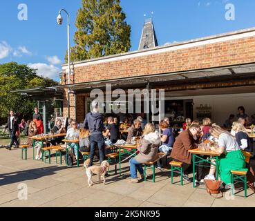Cafe in Dulwich Picture Gallery in Gallery Rd, Dulwich, South London, Royaume-Uni; conçu par Sir John Soane, ouvert en 1817 Banque D'Images
