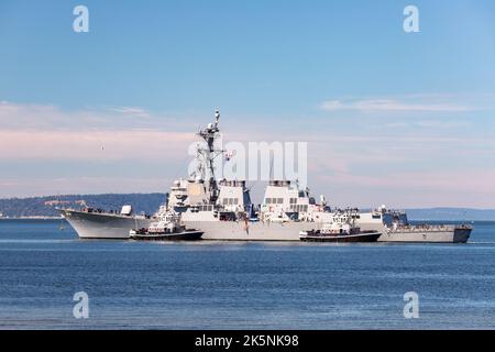 Everett, Australie occidentale. USA - 08-29-2022: Le destroyer de la marine USS McCampbell quitte la base navale d'Everett Banque D'Images