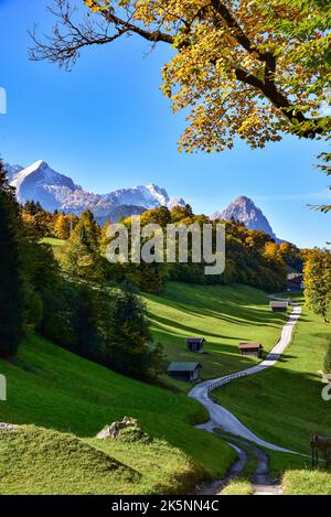 ALM au-dessus de Garmisch dans les montagnes de Wetterstein, à gauche l'Alpspitze (2628 m) au milieu du Zugspitze (2962 m), à droite Waxenstein ( Banque D'Images