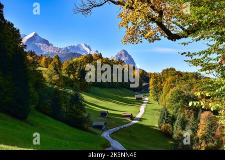 ALM au-dessus de Garmisch dans les montagnes de Wetterstein, à gauche l'Alpspitze (2628 m) au milieu du Zugspitze (2962 m), à droite Waxenstein ( Banque D'Images