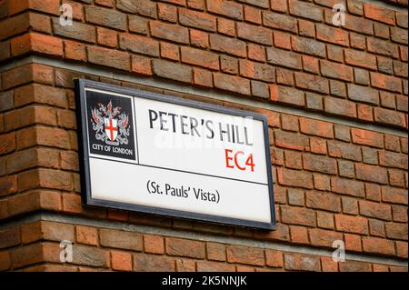 LONDRES - 21 mai 2022 : panneau de rue Peter's Hill EC4 sur le côté du bâtiment en brique rouge Banque D'Images