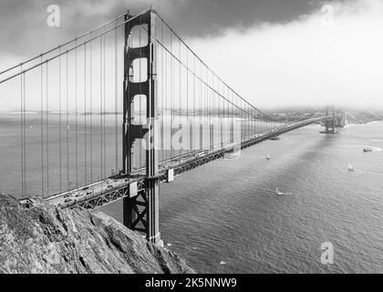 Brouillard de l'océan Pacifique traversant le pont du Golden Gate à la mi-août, les premières étapes de la construction du filet de sécurité étant en cours. Banque D'Images