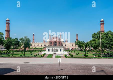 Jardin et porte principale de la mosquée Badshahi, fort de Lahore, Pakistan Banque D'Images