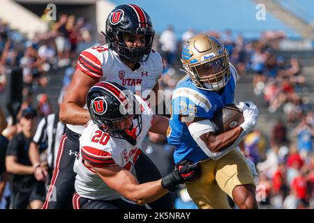 Pasadena, États-Unis. 8th octobre 2022. UCLA en cours de retour KEEGAN JONES (22) est attaqué par le linebacker de l'Utah Lander Barton (20) lors d'un match de football universitaire de la NCAA samedi. (Image de crédit : © Ringo Chiu/ZUMA Press Wire) Banque D'Images