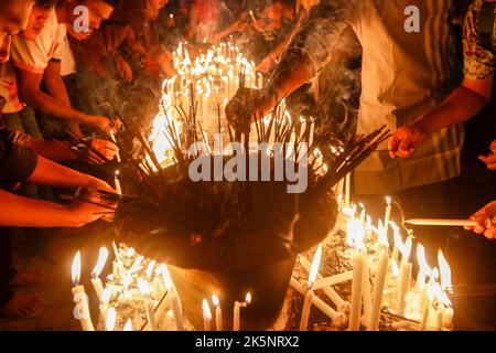 Dhaka, Dhaka, Bangladesh. 9th octobre 2022. Bouddhistes célébrant Prabarana Purnima avec des lampes d'éclairage au temple de Bouddha de Kamolapur Bihar à Dhaka, Bangladesh sur 09 octobre 2022. Ils ont également libéré des ballons en papier à la bougie dans l'air. (Credit image: © Abu Sufian Jewel/ZUMA Press Wire) Credit: ZUMA Press, Inc./Alamy Live News Banque D'Images