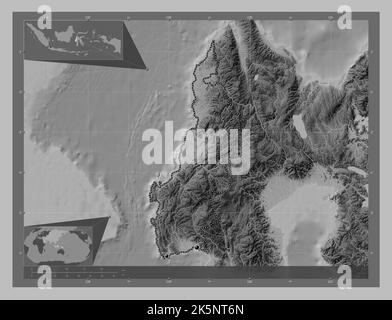 Sulawesi Barat, province d'Indonésie. Carte d'altitude en niveaux de gris avec lacs et rivières. Lieux des principales villes de la région. Emplacement auxiliaire d'angle Banque D'Images