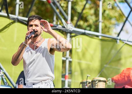 9 octobre 2022, Madrid, Madrid, Espagne: Camilo se produit sur scène pendant le concert Hispanidad au monument Puerta de Alcala sur 9 octobre 2022 à Madrid, Espagne. Des milliers de personnes ont assisté au concert que la chanteuse colombienne a donné dans le centre-ville. (Image du crédit: © Jack Abuin/ZUMA Press Wire) Banque D'Images