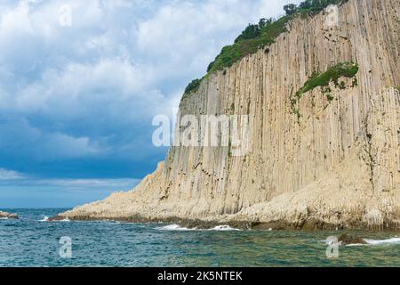 Côte de l'île de Kunashir avec falaise de basalte en colonnes, cap Stolbchaty Banque D'Images